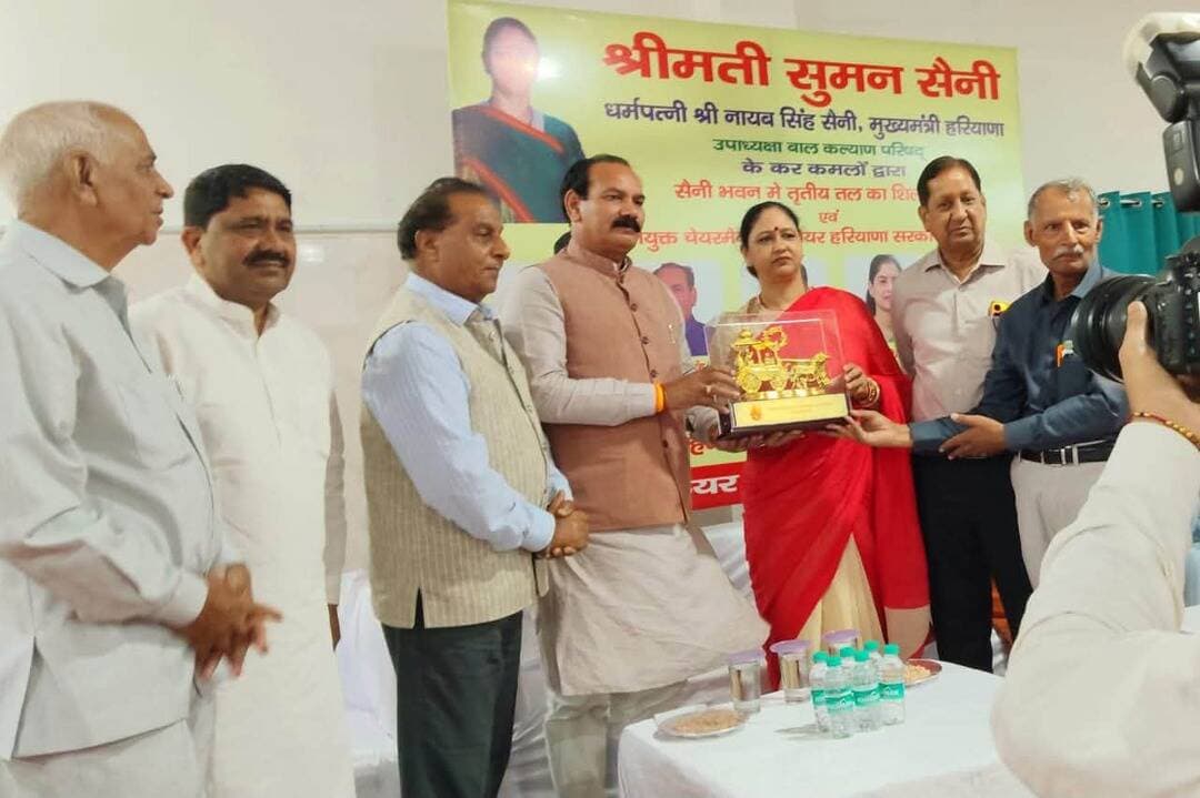 पंचकूला सैनी भवन में तृतीय तल के कमरों का शिलान्यास, सीएम की धर्मपत्नी सुमन सैनी ने किया शुभारंभ।
पंचकूला के सैनी भवन में तृतीय तल पर बनने वाले नए कमरों के शिलान्यास समारोह का भव्य आयोजन किया गया। इस शुभ कार्य का शिलान्यास मुख्य अतिथि सुमन सैनी, उपाध्यक्ष, हरियाणा राज्य बाल कल्याण परिषद एवं धर्मपत्नी माननीय मुख्यमंत्री नायब सिंह सैनी के कर-कमलों द्वारा किया गया।
समारोह में सैनी समाज के गणमान्य लोगों की गरिमामयी उपस्थिति रही। इस अवसर पर रवि सैनी चेयरमैन वन विकास निगम लिमिटेड, श्याम लाल बंसल मेयर नगर निगम पंचकूला, कोमल सैनी मेयर नगर निगम पानीपत, अक्षिता सैनी मेयर नगर निगम अंबाला, बंतो कटारिया अध्यक्ष हरियाणा अनुसूचित जाति आयोग, अलका सैनी पार्षद ज़ीरकपुर, अनुराधा पुरी MC, संगीता MC, सैनी भवन के प्रधान वीरेंद्र मोहन चौधरी, महासचिव राजकुमार सैनी सहित अनेक गणमान्य साथी उपस्थित रहे।
"होनहार विद्यार्थियों को किया सम्मानित"
कार्यक्रम के दौरान सैनी समाज के होनहार एवं प्रतिभावान विद्यार्थियों को पुरस्कार देकर सम्मानित भी किया गया। मुख्य अतिथि सुमन सैनी ने कहा कि समाज की प्रतिभाओं को प्रोत्साहित करना और उन्हें आगे बढ़ने के अवसर प्रदान करना हम सभी की सामूहिक जिम्मेदारी है।
इस अवसर पर हरियाणा भूमि सुधार एवं विकास निगम लिमिटेड के चेयरमैन गुरनाम सिंह सैनी ने कहा कि सैनी भवन समाज की एकता का प्रतीक है और यहाँ कमरों के निर्माण से समाज के लोगों को काफी सुविधा मिलेगी।
गुरनाम सिंह सैनी ने कहा, "मुझे इस गरिमामयी कार्यक्रम में आमंत्रित करने एवं अपना स्नेह और सम्मान प्रदान करने के लिए सैनी समाज के सभी पदाधिकारियों एवं गणमान्य साथियों का हृदय से धन्यवाद एवं आभार। समाज की एकता, शिक्षा और युवा शक्ति ही हमारी सबसे बड़ी ताकत है।"