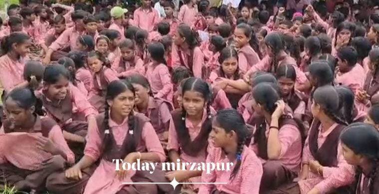 470 बच्चों के स्कूल तक नहीं रास्ता, बारिश में बढ़ी परेशानी; बच्चों ने दिया धरना
मीरजापुर। सीटी ब्लॉक के चेरूईराम कम्पोजिट विद्यालय तक आने-जाने का उचित रास्ता नहीं होने से 470 छात्र-छात्राओं और शिक्षकों को परेशानी हो रही है। बारिश में समस्या और गंभीर हो जाती है। नाराज बच्चों ने विद्यालय के सामने धरना देकर जनप्रतिनिधियों और अधिकारियों से रास्ते की व्यवस्था कराने की मांग की।
#TodayMirzapur #मीरजापुर #स्कूल #शिक्षा #स्कूलीबच्चे #धरना #बारिश #जनसमस्या #प्रशासन #उत्तरप्रदेश