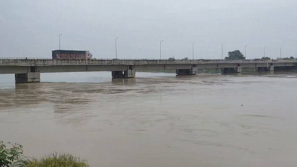Shahjahanpur : जलस्तर रिपोर्ट
गर्रा नदी -- 147.75 मीटर
खतरे के निशान से -- 1.05 मीटर नीचे
खन्नौत नदी -- 145.35 मीटर
खतरे के निशान से -- 0.40 मीटर नीचे
खतरे का निशान:
गर्रा नदी -- 148.80 मीटर
खन्नौत नदी -- 145.75 मीटर
दूनी बैराज से गर्रा नदी में -- 22,946 क्यूसेक पानी पास हो रहा है।
कटना नदी -- 4,000 क्यूसेक
खखरा नदी -- 650 क्यूसेक
समय : सुबह 8:00 बजे
स्रोत : सिंचाई विभाग की रिपोर्ट
नोट : कल की तुलना में गर्रा नदी का जलस्तर 0.05 मीटर कम हुआ है, जबकि खन्नौत नदी का जलस्तर 0.65 मीटर बढ़ा है। खन्नौत नदी खतरे के निशान से महज 40 सेंटीमीटर नीचे है।