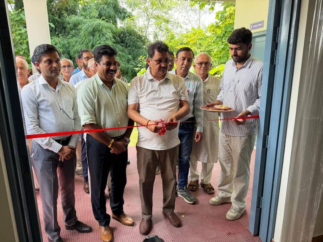 तिरुपति ग्रुप की CSR पहल: पांवटा साहिब के पशु चिकित्सालय को ₹20 लाख की सहायता
पांवटा साहिब, सिरमौर: तिरुपति ग्रुप ने अपने कॉर्पोरेट सामाजिक उत्तरदायित्व (CSR) के तहत पशु स्वास्थ्य सेवाओं को सुदृढ़ बनाने की दिशा में एक महत्वपूर्ण पहल करते हुए उप-मंडलीय पशु चिकित्सालय, पांवटा साहिब को आधुनिक चिकित्सा उपकरण उपलब्ध कराने हेतु ₹20 लाख की वित्तीय सहायता प्रदान की है।
इस CSR पहल के अंतर्गत अस्पताल में अत्याधुनिक Haematology Blood Cell Counter Model “MEK 6550 J/K” एवं NX 600 Fuji Dri Chemistry Fully Automated Medical Equipment उपलब्ध कराए गए हैं। इन आधुनिक उपकरणों के माध्यम से पशुओं की विभिन्न बीमारियों की जांच एवं निदान अधिक सटीक और शीघ्रता से किया जा सकेगा, जिससे क्षेत्र के पशुपालकों को बेहतर स्वास्थ्य सुविधाएं प्राप्त होंगी।
इन आधुनिक चिकित्सा उपकरणों का शुभ उद्घाटन अरुण गोयल जी द्वारा किया गया। इस अवसर पर उपस्थित गणमान्य व्यक्तियों ने तिरुपति ग्रुप की इस सराहनीय सामाजिक पहल की प्रशंसा करते हुए कहा कि यह योगदान क्षेत्र की पशु चिकित्सा स्वास्थ्य सेवाओं के विकास में महत्वपूर्ण भूमिका निभाएगा।
तिरुपति ग्रुप सदैव समाज के प्रति अपनी जिम्मेदारियों को प्राथमिकता देते हुए शिक्षा, स्वास्थ्य, पर्यावरण एवं जनकल्याण के क्षेत्र में निरंतर योगदान देता रहा है। कंपनी की यह पहल “सेवा और सामाजिक विकास” के प्रति उसकी प्रतिबद्धता को दर्शाती है।
₹20 लाख की इस CSR सहायता से पांवटा साहिब एवं आसपास के क्षेत्रों में पशु चिकित्सा सुविधाओं को नई मजबूती मिलने की उम्मीद है।