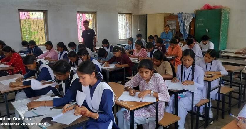 🎓 कांकेर के प्रतिभावान विद्यार्थियों के सपनों को मिलेगी नई उड़ान! 🚀
कलेक्टर श्री कुंदन कुमार के निर्देशन में जिला प्रशासन उत्तर बस्तर कांकेर की पहल पर जेईई-नीट निःशुल्क आवासीय कोचिंग के लिए आयोजित स्क्रीनिंग टेस्ट में 3,099 विद्यार्थियों ने उत्साहपूर्वक सहभागिता की। ✍️📚
कुल 3,200 पंजीकृत विद्यार्थियों में से जेईई के 584 और नीट के 2,515 विद्यार्थियों ने परीक्षा दी।
चयनित प्रतिभावान विद्यार्थियों को निःशुल्क आवासीय सुविधा, विशेषज्ञ मार्गदर्शन, अध्ययन सामग्री एवं बेहतर शैक्षणिक सहयोग उपलब्ध कराया जाएगा।