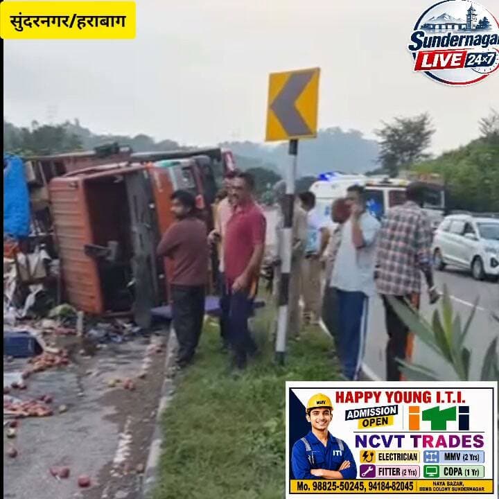 सुंदरनगर के हराबाग में सेब से लदा कैंटर तीखे मोड़ पर पलटा, चालक को आई मामूली चोटें।