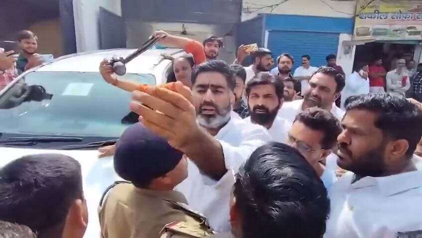 सपा विधायक अतुल प्रधान घर में नजरबंद, सहारनपुर जाने से रोकने के लिए भारी पुलिस बल तैनात उत्तर प्रदेश के मेरठ में सरधना से समाजवादी पार्टी के विधायक अतुल प्रधान को पुलिस-प्रशासन ने उनके आवास पर बीती रात से ही नजरबंद (हाउस अरेस्ट) कर दिया है। आवास के बाहर भारी संख्या में पुलिस बल, क्षेत्राधिकारी (CO) और वरिष्ठ अधिकारी मुस्तैद हैं। नोएडा के रास्ते निकलने की कोशिश, पुलिस से तीखी बहस जानकारी के अनुसार, विधायक अतुल प्रधान सहारनपुर जाने वाले समाजवादी पार्टी के आधिकारिक प्रतिनिधिमंडल (डेलिगेशन) का हिस्सा हैं। जब वे नोएडा के रास्ते सहारनपुर जाने के लिए अपनी गाड़ी से निकलने लगे, तो मुस्तैद पुलिस बल ने उन्हें चारों ओर से घेर लिया। इस दौरान मौके पर भारी गहमागहमी, धक्का-मुक्की और पुलिस व विधायक के बीच तीखी बहस देखने को मिली। क्षेत्राधिकारी और पुलिस टीम ने उन्हें आगे बढ़ने से सख्त मना कर दिया। काफी मशक्कत के बाद विधायक किसी तरह अपनी गाड़ी तक पहुँच सके, लेकिन पुलिस अधिकारियों ने गाड़ी के आगे घेराबंदी कर रास्ता पूरी तरह बंद कर दिया। फिलहाल उनके आवास के बाहर सुरक्षा के कड़े इंतजाम किए गए हैं। वीडियो क्रेडिट: सोशल मीडिया #meerut #AtulPradhan #samajwadiparty #UPPolice #housearrest