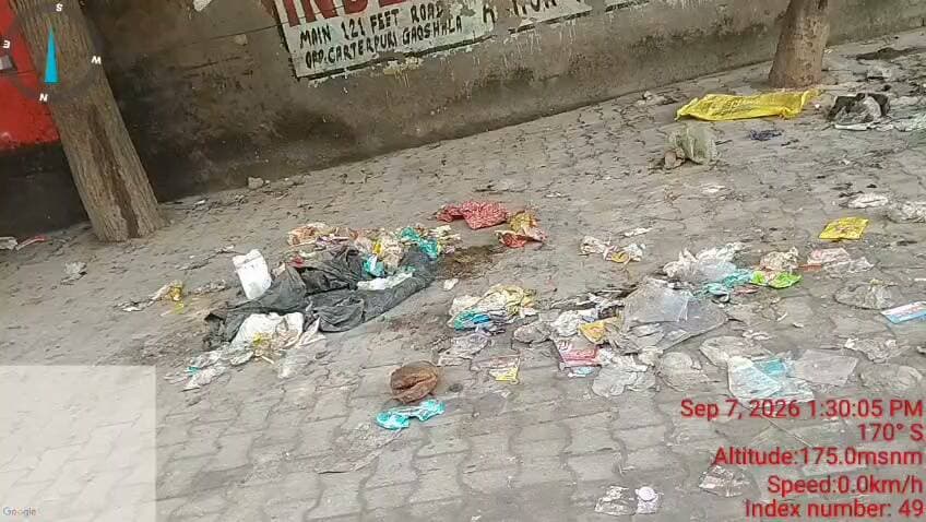 नंदी गौशाला रोड, J ब्लॉक, अशोक विहार PH-3, भाजपा राज में गुरुग्राम के हालत बेहद खराब ।
पूरे इलाके में चारों तरफ कूड़े के ढेर लगे हुए हैं। ऐसा लगता है जैसे पूरे क्षेत्र को “कूड़ाग्राम” बना दिया गया हो। गंदगी के कारण स्थानीय निवासियों को आने-जाने में परेशानी हो रही है और बीमारियों का खतरा भी बढ़ रहा है।
अब केवल आश्वासन नहीं, ठोस कार्रवाई की जरूरत है।
हम प्रशासन और नगर निगम से मांग करते हैं कि:
तत्काल विशेष सफाई अभियान चलाकर पूरे क्षेत्र से कूड़ा उठाया जाए।
कूड़ा उठाने के बाद नियमित डोर-टू-डोर कलेक्शन और सफाई की व्यवस्था सुनिश्चित की जाए।
सार्वजनिक स्थानों पर कूड़ा फेंकने वालों की पहचान कर जुर्माना और आवश्यक कार्रवाई की जाए।
कूड़ा दोबारा जमा न हो, इसके लिए नियमित निगरानी और जवाबदेही तय की जाए।
संबंधित अधिकारियों द्वारा मौके का निरीक्षण कर कार्रवाई की समय-सीमा सार्वजनिक की जाए।
सफाई व्यवस्था की जिम्मेदारी वाले अधिकारियों की जवाबदेही तय की जाए, ताकि समस्या बार-बार वापस न आए।
नंदी गौशाला रोड को कूड़ामुक्त करना अब प्राथमिकता होनी चाहिए। सिर्फ फोटो खिंचवाने या खानापूर्ति से समस्या का समाधान नहीं होगा—जमीन पर कार्रवाई चाहिए।
साफ-सफाई हमारा अधिकार है और प्रशासन से जवाबदेही हमारी मांग।
#AshokVihar #Gurugram #JBlock #CleanGurugram #NandiGaushalaRoad #SwachhGurugram #कूड़ामुक्तगुरुग्राम
