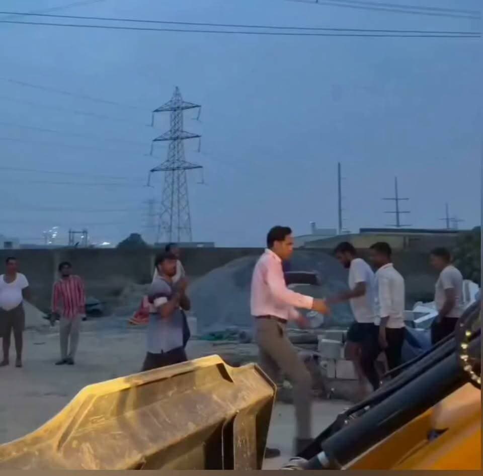 कुछ तो नुकसान झेलना पड़ेगा यह बात डीटीपी अधिकारी भाजपा नेता, कार्यकर्ता और भाजपा नेताओं को फंडिंग देकर सरकार की ग्रीन बैल्ट और सर्विस रोड पर कब्जा करने वाले प्राईवेट स्कूलों के मालिकों को कह सकते हैं । डीटीपी अधिकारी का बस भी विपक्ष और गरीबी पर ही चलता है !!️ #reels #DTPRSBatth #JCBAction #MCG #instagram