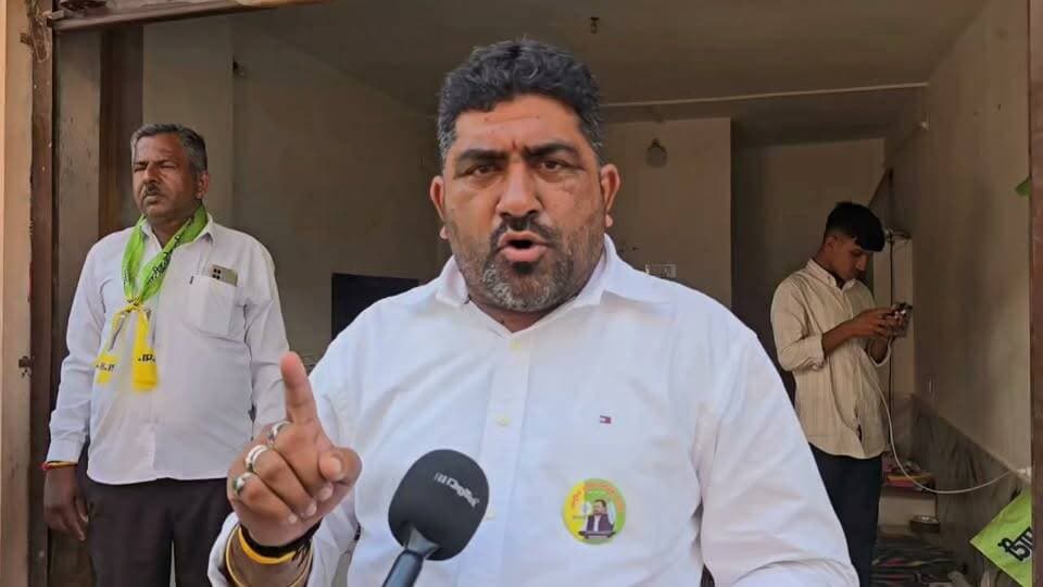 भाजपा नेता स्वरूप सिंह खारा पर RLP नेता के गम्भीर आरोप।
Jogaram Dudi Swaroop Singh Khara Hanuman Beniwal BJP Rajasthan K.K. Vishnoi Dr Priyanka Chaudhary