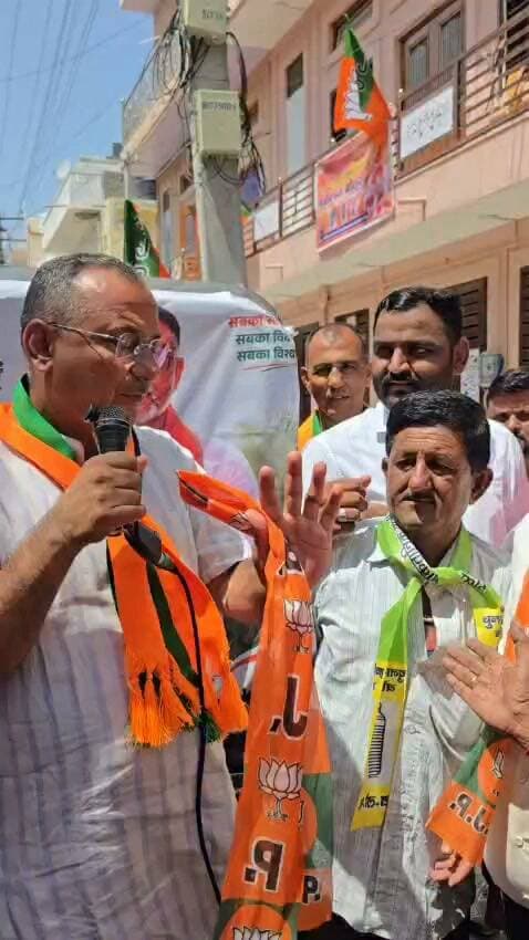भाजपा नेता स्वरूपसिंह खारा की मौजूदगी में
नगर परिषद बाड़मेर के 8 नंबर वार्ड से आरएलपी प्रत्याशी अशोक जी आचार्य ने दिया भाजपा को अपना पूर्ण समर्थन।
Swaroop Singh Khara Hanuman Beniwal Jogaram Dudi Rashtriya Loktantrik Party Rlp Teem Raipur