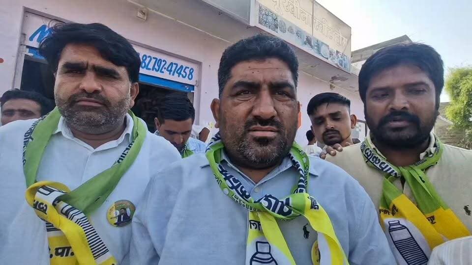 बाड़मेर शहर के 55 वार्डो में राष्ट्रीय लोकतांत्रिक पार्टी के नेता कर रहे हैं डोर टू डोर प्रचार।
Jogaram Dudi Hanuman Beniwal Rashtriya Loktantrik Party Rlp Teem Raipur Rlp KaluRam Beniwal Chenaram Choudhary Rlp
