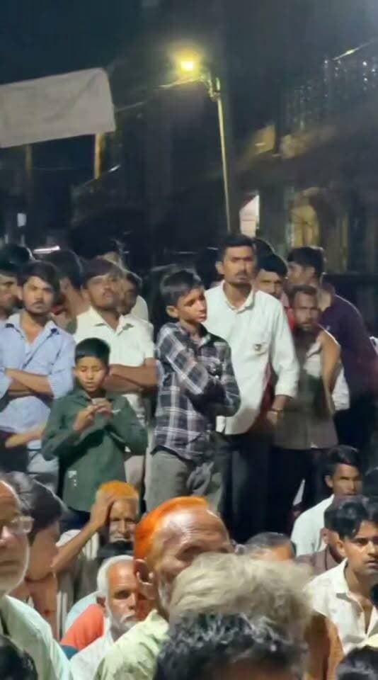 बाड़मेर वार्ड संख्या 55 में कांग्रेस प्रत्याशी भीमसिंह परिहार के समर्थन में उमड़े वार्ड के लोग।
Mewaram Jain Harish Chaudhary Laxman Singh Godara Govind Singh Dotasra Ummeda Ram Beniwal