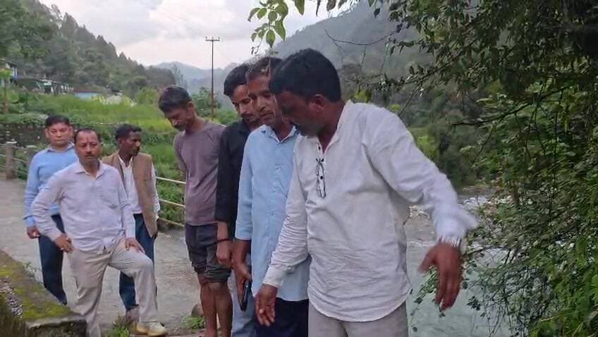 बागेश्वर: कपकोट में एक साल बाद भी खतरनाक लकड़ी के पुल से आवागमन जारी