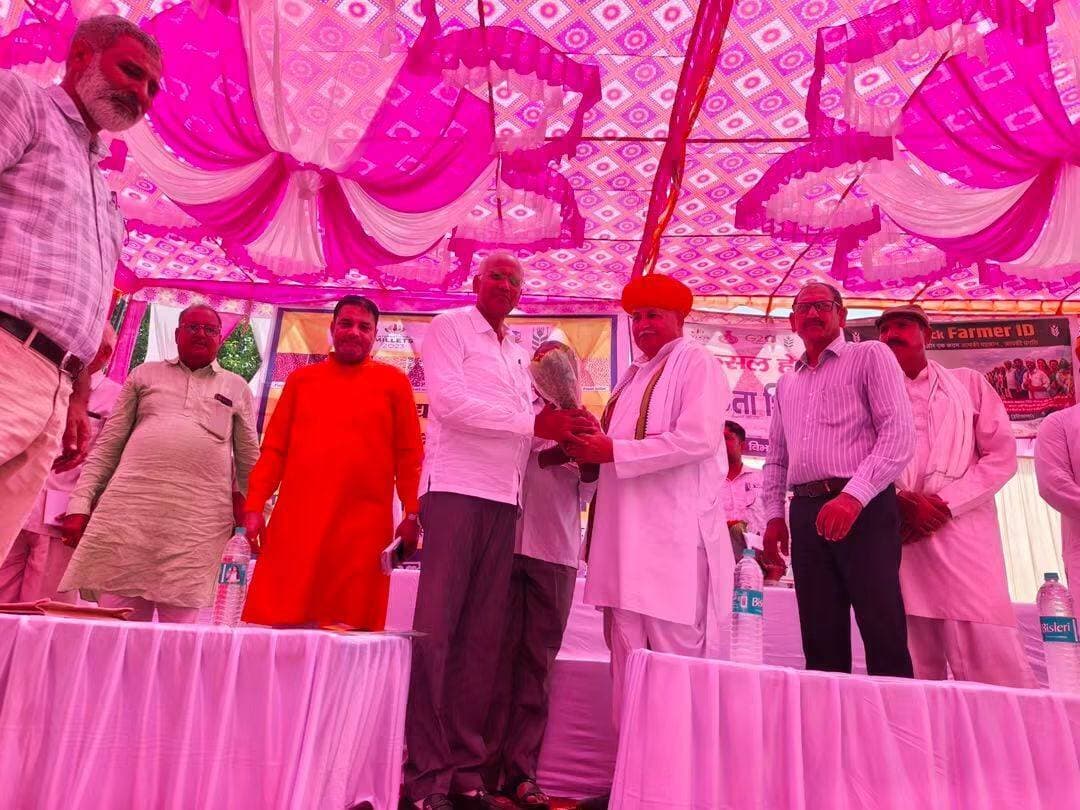 महेंद्रगढ़ विधायक कंवर सिंह यादव ने सतनाली में आयोजित राष्ट्रीय खाद्य सुरक्षा मिशन के तहत एक दिवसीय जिला स्तरीय किसान कार्यक्रम में बतौर मुख्य अतिथि की शिरकत की और किसानो को जैविक खेती के लिए प्रेरित किया।
#किसान #mahendergarh