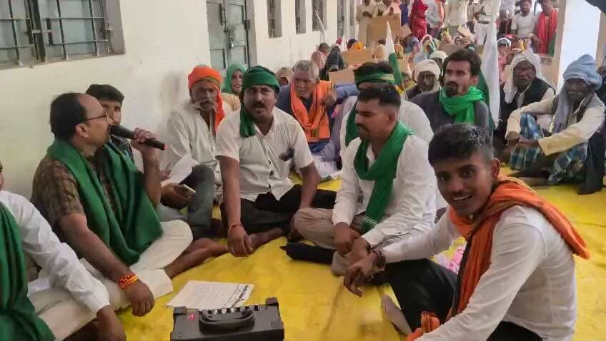 पशु चिकित्सालयों की अव्यवस्थाओं पर भाकियू संगम मुखर
यूनाइटेड भारत बारा
प्रयागराज। पशु चिकित्सालयों में अव्यवस्थाओं और पशुपालकों को बेहतर इलाज न मिलने का आरोप लगाते हुए भारतीय किसान यूनियन संगम के प्रदेश अध्यक्ष अधिवक्ता राकेश त्रिपाठी ने एसडीएम बारा को पत्र सौंपा। उन्होंने पशु चिकित्सालयों की व्यवस्थाओं की जांच, आवश्यक दवाओं की उपलब्धता और चिकित्सकों-कर्मचारियों की कार्यप्रणाली की निगरानी की मांग की। संगठन ने चेतावनी दी कि समस्याओं का जल्द समाधान नहीं हुआ तो आंदोलन किया जाएगा।