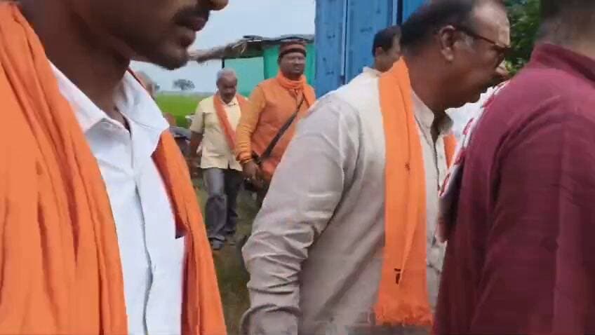 पंवर में धूमधाम से मनाया गया विहिप स्थापना दिवस
यूनाइटेड भारत बारा
मनोज कुमार बिन्द
प्रयागराज, कौंधियारा। पंवर ग्राम सभा में रविवार को विश्व हिंदू परिषद (विहिप) का स्थापना दिवस उत्साह के साथ मनाया गया। कार्यक्रम में विहिप और बजरंग दल के सैकड़ों कार्यकर्ताओं ने हिस्सा लिया। संगठन विस्तार, सामाजिक समरसता और कार्यकर्ताओं की सक्रिय भागीदारी को लेकर चर्चा हुई।
मुख्य अतिथि काशी प्रांत के संगठन मंत्री राजेंद्र भाई जी ने कार्यकर्ताओं से संगठन को गांव-गांव तक मजबूत करने और समाज के बीच सक्रिय भूमिका निभाने का आह्वान किया। इस दौरान विहिप के कई पदाधिकारी एवं कार्यकर्ता मौजूद रहे।
कार्यक्रम के दौरान पुलिस प्रशासन की मौजूदगी में समारोह शांतिपूर्ण ढंग से संपन्न हुआ। अंत में कार्यकर्ताओं ने संगठन को मजबूत बनाने का संकल्प लिया।