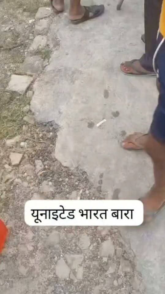 बारा में तालाब में मिला युवक का शव
प्रयागराज, बारा। छीढ़ी ग्राम सभा के परवेजाबाद गांव के पास सोमवार सुबह तालाब में 35 वर्षीय नन्हे हरिजन का शव उतराता मिला। बताया जा रहा है कि रविवार शाम पत्नी से विवाद के बाद वह घर से लापता था। सुबह ग्रामीणों ने शव देखकर पुलिस को सूचना दी। पुलिस ने शव को कब्जे में लेकर पोस्टमार्टम के लिए भेज दिया। मौत के कारणों की जांच की जा रही है।