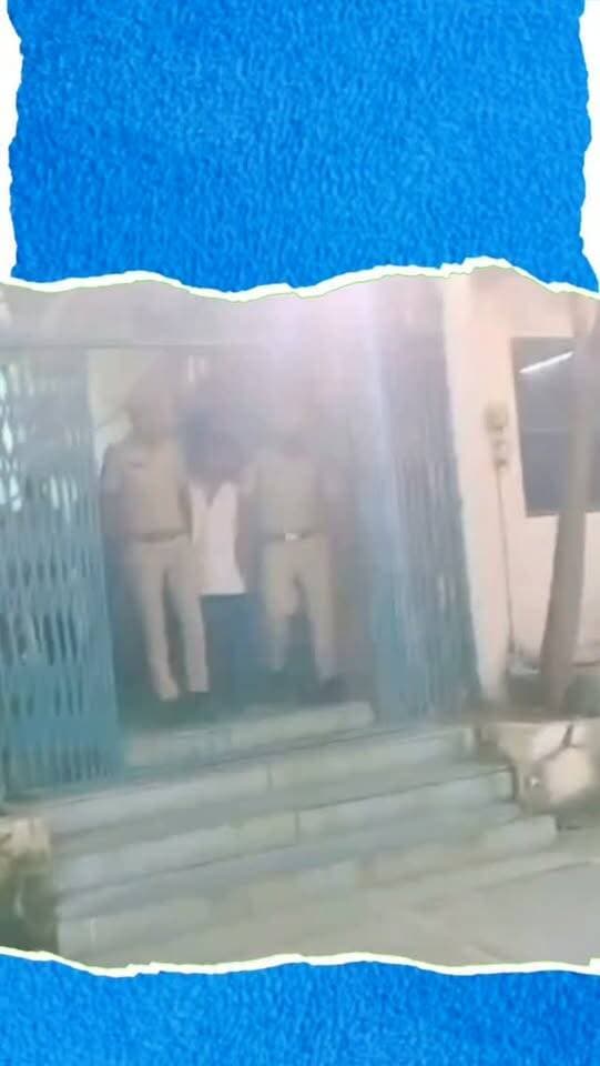 डूंगरपुर में लूट का मास्टरमाइंड गिरफ्तार, 2 महीने से पुलिस को दे रहा था चकमा; अहमदाबाद से दबोचा
डूंगरपुर के रामसागड़ा थाना क्षेत्र में युवक-युवती से लूट के मामले में पुलिस ने फरार चल रहे मुख्य आरोपी को अहमदाबाद से गिरफ्तार किया है। 19 जून की रात पीयूष और आस्था बाइक से घर लौट रहे थे, तभी चार बदमाशों ने रास्ता रोककर मारपीट की और आधार कार्ड, मोबाइल व 500 रुपये लूट लिए थे। पुलिस ने पहले तीन आरोपियों को गिरफ्तार कर लिया था, जबकि मास्टरमाइंड संदीप खराड़ी फरार था। आरोपी लगातार ठिकाने और मोबाइल नंबर बदलकर पुलिस को चकमा दे रहा था। दो महीने की मेहनत के बाद पुलिस ने उसे अहमदाबाद से दबोच लिया। आरोपी के खिलाफ 10 आपराधिक मामले दर्ज हैं और वह हिस्ट्रीशीटर है।
#Dungarpur #RajasthanNews #DungarpurNews #Ramsagda #CrimeNews PoliceAction