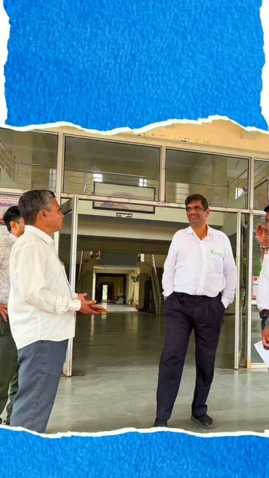 प्रतापगढ़ में बिजली कटौती पर BAP का अल्टीमेटम, 7 दिन में व्यवस्था नहीं सुधरी तो ब्लॉक मुख्यालयों पर होगा आंदोलन
प्रतापगढ़ में बिजली व्यवस्था को लेकर भारत आदिवासी पार्टी ने प्रशासन को आंदोलन की चेतावनी दी है। BAP जिलाध्यक्ष मुकेश बरोड़ के नेतृत्व में बिजली व्यवस्था सुधारने की मांग उठाई गई। पार्टी ने मांग की कि आवश्यक बिजली कटौती का शेड्यूल एक दिन पहले जारी किया जाए, ताकि लोगों को परेशानी न हो। जले हुए ट्रांसफार्मर 24 घंटे में बदले जाएं और उपभोक्ताओं के लिए हेल्पलाइन नंबर जारी किया जाए। साथ ही किसानों को कृषि फीडर से दिन में 3 फेज में 12 घंटे बिजली देने की मांग की गई। बरोड़ ने चेतावनी दी कि 7 दिन में व्यवस्था नहीं सुधरी तो जिले के सभी ब्लॉक मुख्यालयों पर धरना-प्रदर्शन और घेराव किया जाएगा।
#Pratapgarh #BAP #BharatAdivasiParty #ElectricityCrisis #PowerCut ElectricityProblem