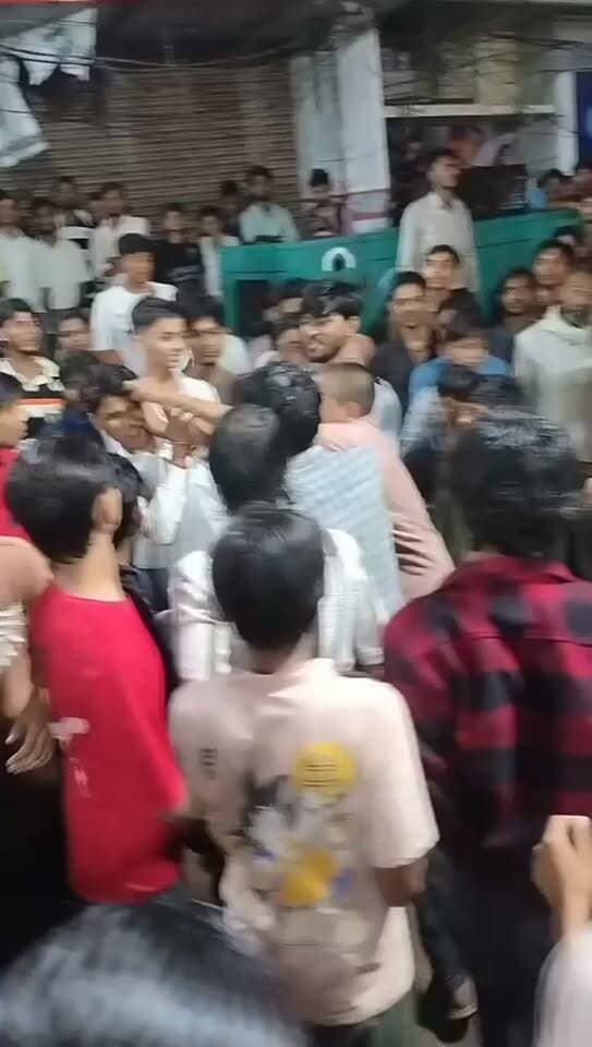 छतरपुर चौक बाजार में मटकी फोड़ के दौरान विवाद, मारपीट का वीडियो सामने आया
छतरपुर के चौक बाजार में मटकी फोड़ आयोजन के दौरान अचानक विवाद की स्थिति बन गई। मौके पर कुछ लोगों के बीच मारपीट होती नजर आ रही है।
वीडियो में मौके पर पुलिस की मौजूदगी नजर नहीं आ रही है, जिसे लेकर सुरक्षा व्यवस्था पर सवाल उठ रहे हैं। भीड़भाड़ वाले आयोजन के दौरान पुलिस बल की तैनाती को लेकर भी लोगों में चर्चा।
हिमांशु अग्रवाल
छतरपुर
