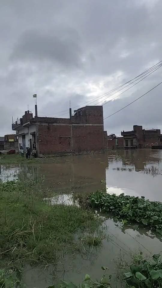👉#खन्नौत नदी का जलस्तर बढ़ा, लोदीपुर के निचले इलाकों में पहुंचा पानी, एक दर्जन से अधिक परिवारों ने किया पलायन
शाहजहांपुर। खन्नौत नदी का जलस्तर 145.35 मीटर पहुंच गया है, जो खतरे के निशान से 40 सेंटीमीटर नीचे है। नगर निगम क्षेत्र के लोदीपुर वार्ड के निचले इलाकों में पानी पहुंचने से एक दर्जन से अधिक परिवार प्रभावित हुए हैं। पार्षद ने बताया कि यहां रह रहे एक दर्जन से अधिक लोगों को रेस्क्यू कर बाढ़ राहत शिविर एनटीआई भेज दिया गया है।