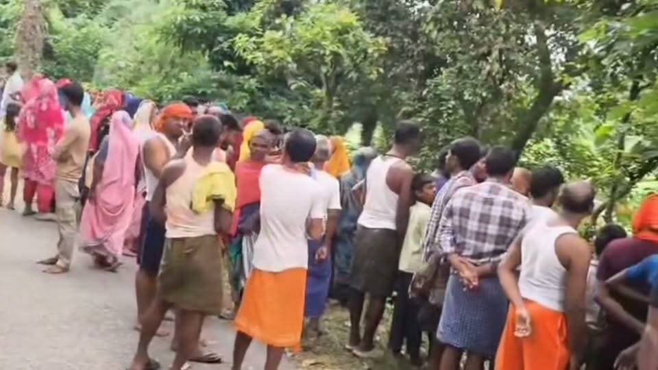 बेगूसराय मे चकूधो बिनलपुर बांध के समीप चादर से लिपटा हुआ महिला का शव बरामद, गर्दन पर रस्सी का निशान