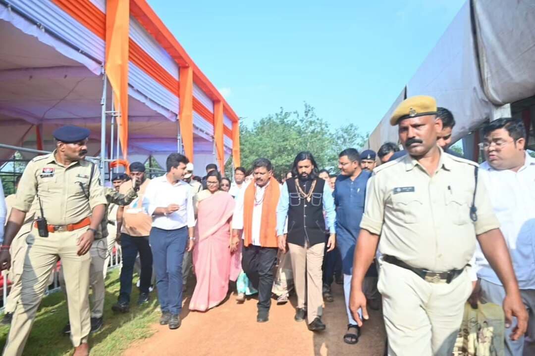 उपमुख्यमंत्री श्री विजय शर्मा और प्रभारी मंत्री श्री गुरु खुशवंत साहेब ने सक्ती जिले में केंद्रीय मंत्री श्री शिवराज सिंह चौहान के मुख्य आतिथ्य में आयोजित होने वाले कार्यक्रम स्थल का किया निरीक्षण
प्रधानमंत्री आवास गृह प्रवेश कार्यक्रम, पंचायत पदाधिकारी-लखपति दीदी सम्मेलन सहित विभिन्न विकास कार्यो का लोकार्पंण शिलान्यास व अन्य कार्यक्रमो की तैयारियों का लिया जायजा
ग्राम जेठा में 11 सितंबर को होगा भव्य आयोजन, मुख्यमंत्री श्री विष्णुदेव साय भी रहेंगे उपस्थित
#saktidist
#sakti
#छत्तीसगढ़