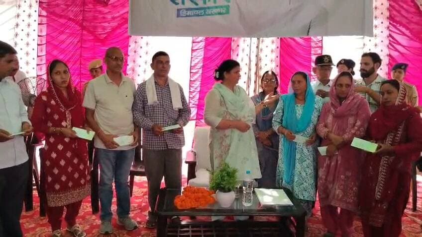 विधायक कमलेश ठाकुर ने सेरा में बांटी 49 लाख रुपये की राहत राशि
कहा, गरीब और बेसहारा लोगों के लिए मुख्यमंत्री ने आरंभ की हैं सराहनीय योजनाएं
नादौन विधानसभा क्षेत्र में अरबों रुपये की विकासात्मक परियोजनाओं के कार्य युद्ध स्तर पर