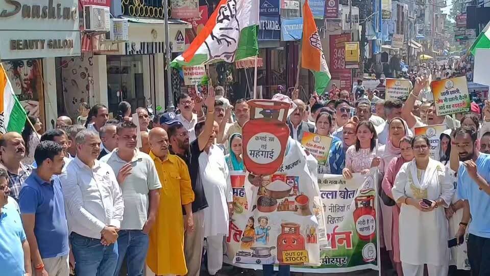 हमीरपुर में जिला कांग्रेस ने सुमन भारती के नेतृत्व में महंगाई के खिलाफ बोला हल्ला प्रदर्शन