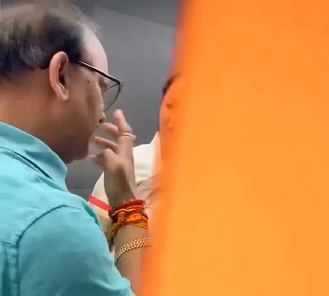 सत्य निकेतन बिल्डिंग हादसे के बाद मुख्यमंत्री ने अफसरों से जवाब मांगा और लापरवाही पर सख्त कार्रवाई के निर्देश दिए।
सवाल सिर्फ़ हादसे के बाद कार्रवाई का नहीं,ऐसी खतरनाक इमारतों की पहचान और सुरक्षा पहले क्यों नहीं हुई?
#RekhaGupta #DelhiBuildingCollapse #SatyaNiketan #DelhiNews #accountability
