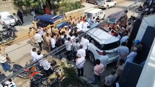 मेरठ में सपा विधायक अतुल प्रधान रात से अपने घर ने नजरबंद है. घर के बाहर पुलिस बल और अफसरों का पहरा है. वह गाड़ी लेकर नोएडा जाने के लिए निकले तो पुलिस ने उन्हें घेर लिया.
सपा विधायक अतुल प्रधान सहारनपुर जाने वाले समाजवादी पार्टी के डेलिगेशन का हिस्सा है.