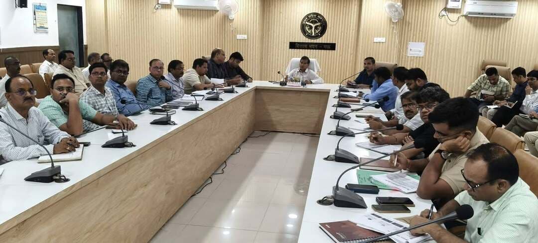 *सेवा संकल्प अभियान को सफल बनाने के लिए मुख्य विकास अधिकारी ने की समीक्षा बैठक*
*17 सितंबर से 17 अक्टूबर 2026 तक चलेगा सेवा संकल्प अभियान*
मऊ। मुख्य विकास अधिकारी श्री विवेक श्रीवास्तव ने आज विकास भवन सभागार में 17 सितंबर से 17 अक्टूबर 2026 तक आयोजित होने वाले सेवा संकल्प अभियान को सफल बनाने के लिए संबंधित विभागों के अधिकारियों के साथ समीक्षा बैठक की।
बैठक में मुख्य विकास अधिकारी ने संबंधित विभागों की बारी-बारी से गहन समीक्षा करते हुए निर्देश दिए कि अपने-अपने विभाग से संबंधित विकासपरक, जनकल्याणकारी एवं लाभार्थीपरक कार्यक्रमों की सूची एवं आंकड़ों का संकलन प्राथमिकता के आधार पर सुनिश्चित करें।
मुख्य विकास अधिकारी ने कहा कि सेवा संकल्प अभियान का मुख्य उद्देश्य माननीय प्रधानमंत्री श्री नरेंद्र मोदी जी के 25 वर्षों के निरंतर सेवा काल में किए गए जनकल्याणकारी कार्यों को जन-जन तक पहुंचाना तथा प्रत्येक नागरिक को विकसित भारत-2047 के सामूहिक राष्ट्रीय संकल्प से जोड़ना है। उन्होंने कहा कि 25 वर्षों की अविरल सेवा के दौरान सेवा, सुशासन एवं गरीब कल्याण को केंद्र में रखते हुए किए गए नीतिगत सुधारों, जनकल्याणकारी कार्यों एवं ऐतिहासिक बदलावों को जन-जन तक पहुंचाना तथा जनस्मृति में स्थायित्व प्रदान करना अभियान का महत्वपूर्ण उद्देश्य है।
उन्होंने कहा कि केंद्र सरकार के पिछले 12 वर्षों एवं राज्य सरकार के पिछले 10 वर्षों के विकास कार्यों से जनजीवन में आए सकारात्मक परिवर्तनों को प्रमाणिक रूप से प्रस्तुत किया जाएगा। साथ ही युवा, महिला, किसान एवं वंचित वर्गों को आत्मनिर्भर राष्ट्र निर्माण के सामूहिक राष्ट्रीय संकल्प से जोड़ने का कार्य किया जाएगा।
मुख्य विकास अधिकारी ने संबंधित अधिकारियों को निर्देशित किया कि केंद्र सरकार के पिछले 12 वर्षों एवं राज्य सरकार के पिछले 10 वर्षों में किए गए समस्त विकास कार्यों एवं जनकल्याणकारी योजनाओं का विधानसभा वार, विकासखंड वार एवं ग्राम पंचायत वार विस्तृत विवरण संबंधित विभागों द्वारा एकत्रित करना सुनिश्चित किया जाए।
उन्होंने कहा कि राज्य सरकार की योजनाओं से लाभान्वित परिवारों द्वारा अपने-अपने घरों में दीप प्रज्ज्वलन कार्यक्रम आयोजित किए जाएंगे। इसके लिए सभी विभाग लाभार्थियों की सूची ब्लॉक, ग्राम पंचायत, वार्ड एवं मोहल्ला स्तर पर तैयार करना सुनिश्चित करें।
उन्होंने बताया कि जनपद के प्रमुख इंफ्रास्ट्रक्चर प्रोजेक्ट, नदियों एवं घाटों, प्रमुख मंदिरों, विद्यालयों, महाविद्यालयों एवं चिकित्सालयों सहित अन्य प्रमुख स्थलों पर भी विशेष दीप प्रज्ज्वलन कार्यक्रम आयोजित किए जाएंगे। उन्होंने संबंधित विभागों को निर्देश दिए कि कार्यक्रमों की आवश्यक तैयारियां समय से पूर्ण कराते हुए सेवा संकल्प अभियान को सफल बनाना सुनिश्चित करें।
बैठक में जिला स्तरीय अधिकारीगण उपस्थित रहें ।