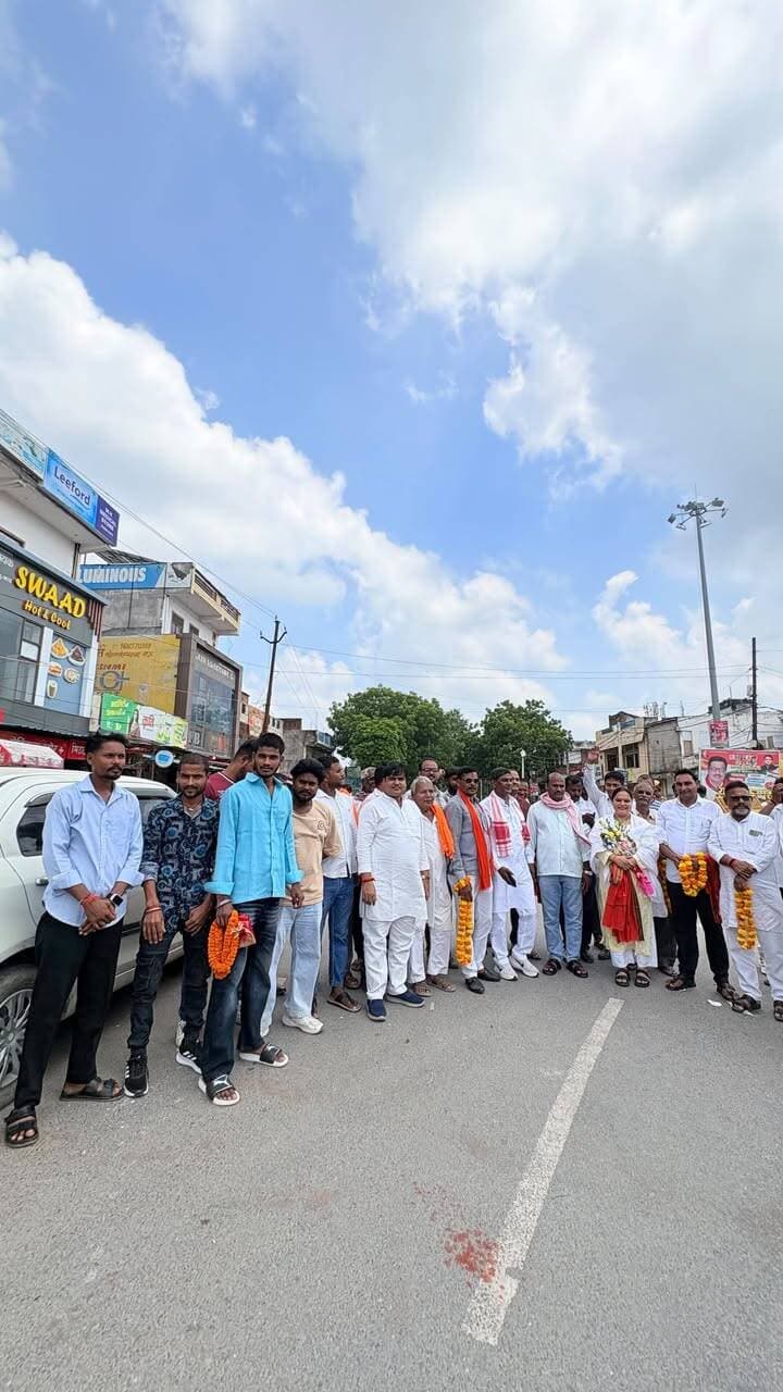 भाजपा क्षेत्रीय उपाध्यक्ष अरिजीत सिंह का कैलेंडर तिराहा पर हुआ भव्य स्वागत
मुहम्मदाबाद गोहना में भारतीय जनता पार्टी के गोरखपुर क्षेत्र के क्षेत्रीय उपाध्यक्ष नियुक्त होने के बाद अरिजीत सिंह के मऊ जनपद में प्रथम आगमन पर सोमवार को मुहम्मदाबाद गोहना के कैलेंडर तिराहा पर भाजपा कार्यकर्ताओं ने भव्य स्वागत किया। छोटू प्रसाद एवं भाजपा की पूर्व प्रत्याशी पूनम सरोज के नेतृत्व में आयोजित स्वागत कार्यक्रम में सैकड़ों कार्यकर्ता शामिल हुए।
अरिजीत सिंह के कैलेंडर तिराहा पहुंचते ही भाजपा कार्यकर्ताओं ने फूल-मालाओं से उनका जोरदार स्वागत किया। इस दौरान कार्यकर्ताओं ने उत्साहपूर्वक नारेबाजी करते हुए उन्हें नई जिम्मेदारी मिलने पर बधाई दी। अरिजीत सिंह ने कार्यकर्ताओं का आभार व्यक्त करते हुए कहा कि पार्टी ने जो जिम्मेदारी उन्हें सौंपी है,उसका पूरी निष्ठा और समर्पण के साथ निर्वहन करेंगे।