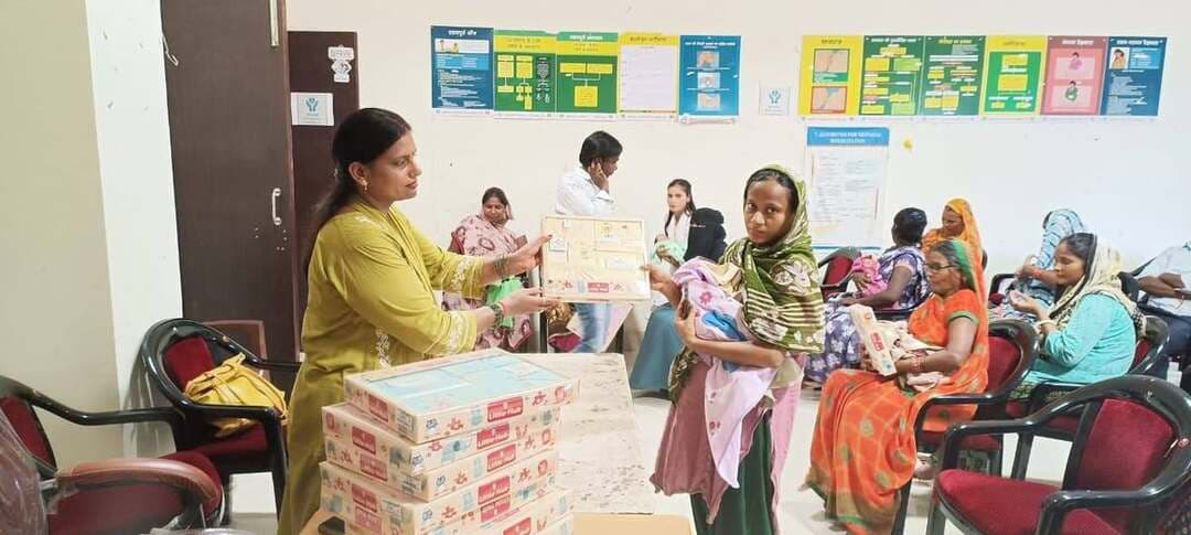 जिला महिला चिकित्सालय में मनाया गया कन्या जन्मोत्सव, 17 नवजात कन्याओं को वितरित किए गए वस्त्र
जिलाधिकारी के आदेश तथा मुख्य विकास अधिकारी एवं जिला प्रोबेशन अधिकारी के निर्देशानुसार महिला कल्याण विभाग की हब फॉर इंपॉवरमेंट ऑफ वूमेन टीम द्वारा जिला महिला चिकित्सालय, मऊ में कन्या जन्मोत्सव कार्यक्रम का आयोजन किया गया। कार्यक्रम का उद्देश्य बेटियों के जन्म को उत्सव के रूप में मनाने तथा समाज में बालिकाओं के प्रति सकारात्मक सोच को बढ़ावा देना रहा।