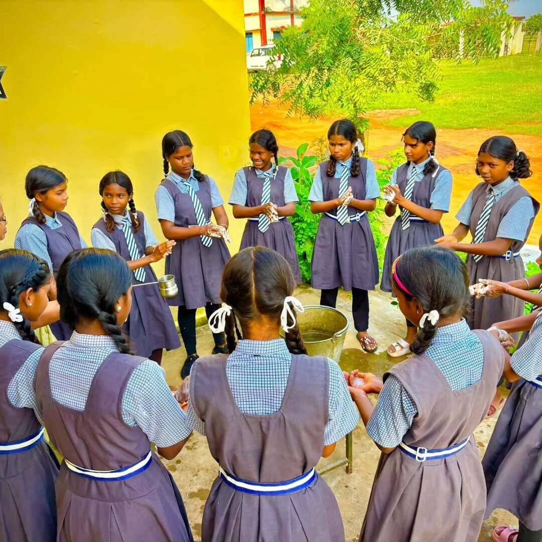 🧼 स्वच्छता पखवाड़ा | हाथ धुलाई दिवस
रामानुजनगर के शासकीय विद्यालयों में हाथ धुलाई दिवस मनाकर विद्यार्थियों को हाथों की स्वच्छता, स्वस्थ जीवनशैली और सुरक्षित पेयजल के प्रति जागरूक किया गया।
💧 हर बूंद अनमोल है—पानी बचाने और स्वच्छता को दैनिक आदत बनाने का संदेश दिया गया।
#स्वच्छता_पखवाड़ा #हाथ_धुलाई_दिवस #जल_संरक्षण #सूरजपुर
@chhattisgarhcmo @swachhbharatgrameen @sbmg.chhattisgarh @dpr.chhattisgarh @rena_jamil_ias
🧼 स्वच्छता पखवाड़ा | हाथ धुलाई दिवस
रामानुजनगर के शासकीय विद्यालयों में हाथ धुलाई दिवस मनाकर विद्यार्थियों को हाथों की स्वच्छता, स्वस्थ जीवनशैली और सुरक्षित पेयजल के प्रति जागरूक किया गया।
💧 हर बूंद अनमोल है—पानी बचाने और स्वच्छता को दैनिक आदत बनाने का संदेश दिया गया।
#स्वच्छता_पखवाड़ा #हाथ_धुलाई_दिवस #जल_संरक्षण #सूरजपुर
@chhattisgarhcmo @swachhbharatgrameen @sbmg.chhattisgarh @dpr.chhattisgarh @rena_jamil_ias