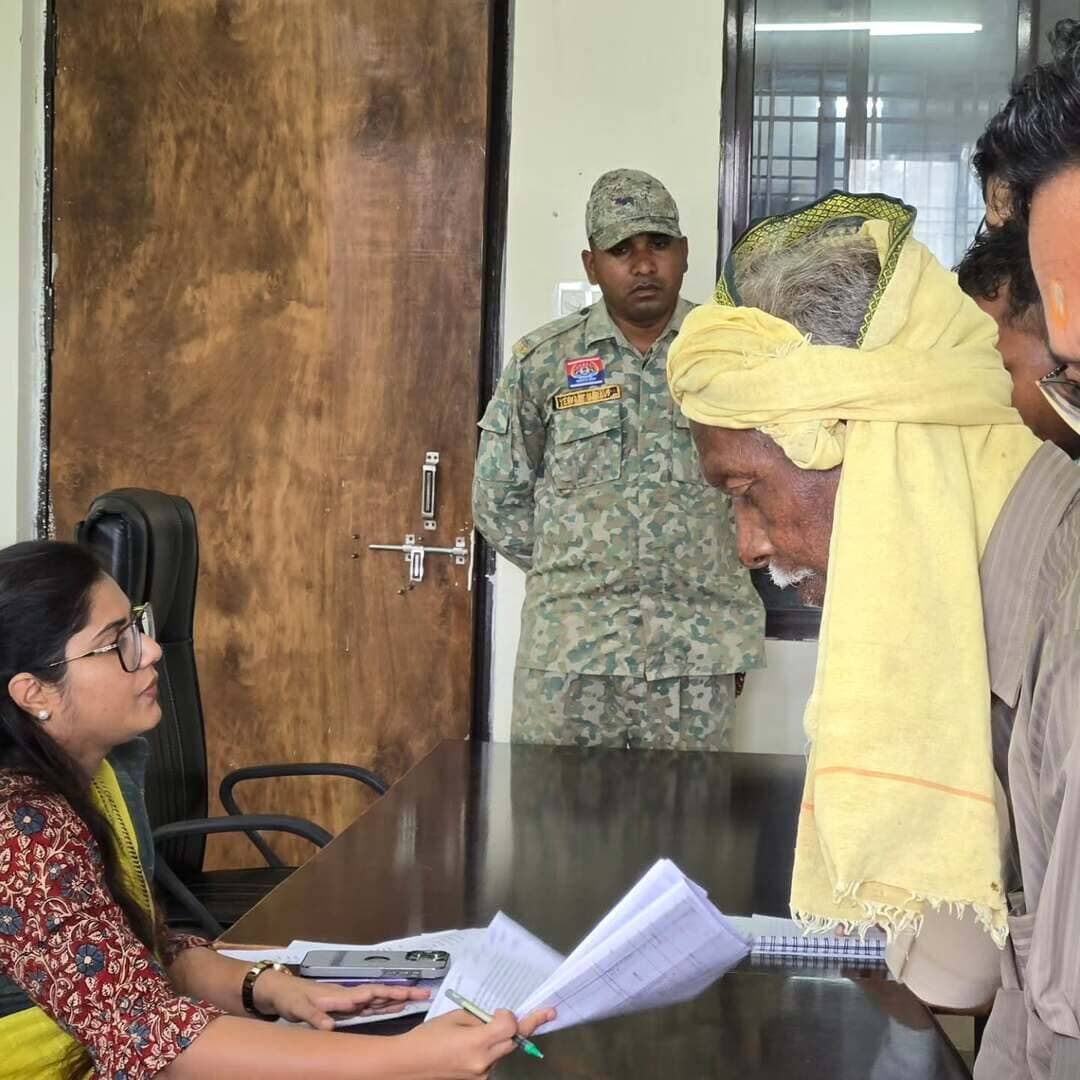 कलेक्टर जनदर्शन में कलेक्टर श्रीमती रेना जमील ने दूर-दराज से पहुंचे नागरिकों की समस्याएं सुनीं। संबंधित अधिकारियों को आवेदनों का नियमानुसार एवं समय-सीमा में निराकरण सुनिश्चित करने के निर्देश दिए।
#कलेक्टरजनदर्शन #जनदर्शन #सुशासन #जिला_प्रशासन #DistrictAdministration
@chhattisgarhcmo @dpr.chhattisgarh @rena_jamil_ias