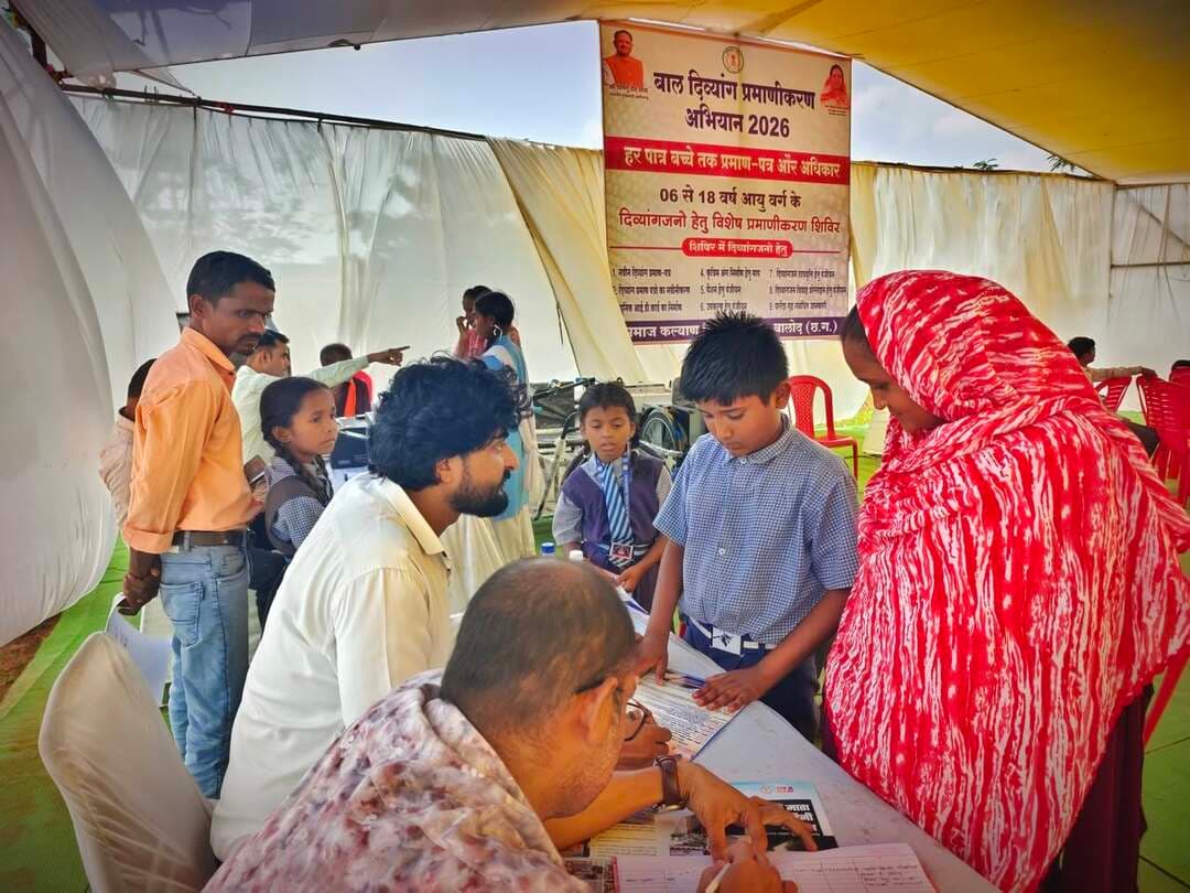 जिला प्रशासन बालोद द्वारा दिव्यांग बच्चों के सशक्तिकरण और उन्हें शासन की योजनाओं से जोड़ने की दिशा में एक संवेदनशील पहल!
जिले में 6 से 18 वर्ष आयु वर्ग के बच्चों के लिए बाल दिव्यांग प्रमाणीकरण अभियान के अंतर्गत विशेष शिविर का आयोजन 7 से 12 सितंबर तक समाज कल्याण कार्यालय परिसर, झलमला में किया जा रहा है।
शिविर की मुख्य विशेषताएं:
नए दिव्यांगता प्रमाण पत्र जारी करना, नवीनीकरण और यूडीआईडी (UDID) कार्ड निर्माण।
कृत्रिम अंग एवं सहायक उपकरण, छात्रवृत्ति तथा पेंशन योजनाओं से जोड़ने की त्वरित कार्यवाही।
शिविर में शामिल होने वाले बच्चों और उनके परिजनों के लिए निःशुल्क परिवहन (बस) व भोजन की सुगम व्यवस्था।
आज शिविर के पहले दिन बालोद विकासखंड के बच्चों का प्रमाणीकरण संपन्न हुआ। कल, 08 सितंबर को गुरूर विकासखंड के बच्चों के लिए शिविर आयोजित किया जाएगा।
#Balod #Divyangjan #SocialWelfare #Inclusion #PublicWelfare #Chhattisgarh