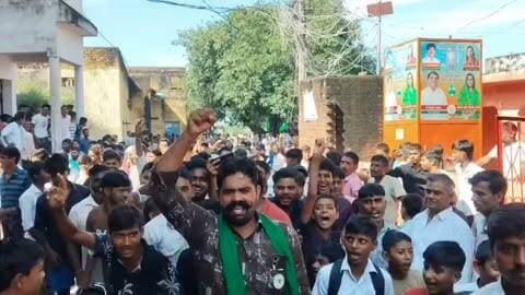 अश्लील वीडियो वायरल मामले में ग्रामीणों का जोरदार प्रदर्शन
सैकड़ों ग्रामीणों ने प्रधानाचार्य के गांव में निकाली रैली, जमकर की नारेबाजी
उघैती क्षेत्र के इंटर कॉलेज के प्रधानाचार्य से जुड़े अश्लील वीडियो वायरल मामले में ग्रामीणों का आक्रोश सड़क पर उतर आया। सैकड़ों ग्रामीणों ने आरोपी प्रधानाचार्य के गांव में रैली निकालकर जोरदार प्रदर्शन किया और नारेबाजी करते हुए तत्काल FIR, निष्पक्ष जांच एवं कड़ी कार्रवाई की मांग की।