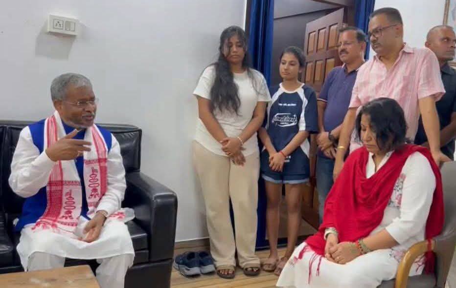 सुदिव्य सोनू के निधन पर बाबूलाल मरांडी पहुंचे आवास, दी श्रद्धांजलि; बोले—झारखंड की राजनीति को बड़ी क्षति
गिरिडीह। झारखंड के मंत्री रहे सुदिव्य कुमार सोनू के आकस्मिक निधन के बाद उनके आवास पर शोक संवेदना व्यक्त करने वालों का सिलसिला लगातार जारी है।
निधन के दूसरे दिन पूर्व मुख्यमंत्री एवं नेता प्रतिपक्ष बाबूलाल मरांडी सुदिव्य कुमार सोनू के आवास पहुंचे। उन्होंने दिवंगत मंत्री के चित्र पर पुष्प अर्पित कर श्रद्धांजलि दी और शोकाकुल परिजनों से मुलाकात कर अपनी संवेदना व्यक्त की।
इस दौरान बाबूलाल मरांडी ने कहा कि राजनीतिक विचारधारा अलग होने के बावजूद सुदिव्य कुमार सोनू से उनका संवाद हमेशा बना रहा। उन्होंने कहा कि विधानसभा में सोनू का मुखर अंदाज और सरकार का पक्ष मजबूती से रखने की उनकी शैली हमेशा याद रहेगी।
मरांडी ने सुदिव्य कुमार सोनू के निधन को झारखंड की राजनीति के लिए बड़ी क्षति बताते हुए दिवंगत आत्मा की शांति और शोकाकुल परिवार को इस दुःख को सहने की शक्ति देने की ईश्वर से प्रार्थना की।
सुदिव्य कुमार सोनू को विनम्र श्रद्धांजलि। 🙏
अंतिम जोहार।
<nis:link nis:type=tag nis:id=sudivyakumarsonu nis:value=SudivyaKumarSonu nis:enabled=true nis:link/> <nis:link nis:type=tag nis:id=babulalmarandi nis:value=BabulalMarandi nis:enabled=true nis:link/> <nis:link nis:type=tag nis:id=giridihnews nis:value=GiridihNews nis:enabled=true nis:link/> <nis:link nis:type=tag nis:id=jharkhandnews nis:value=JharkhandNews nis:enabled=true nis:link/> <nis:link nis:type=tag nis:id=jharkhandpolitics nis:value=JharkhandPolitics nis:enabled=true nis:link/> <nis:link nis:type=tag nis:id=lasttribute nis:value=LastTribute nis:enabled=true nis:link/> <nis:link nis:type=tag nis:id=tribute nis:value=Tribute nis:enabled=true nis:link/> <nis:link nis:type=tag nis:id=jmm nis:value=JMM nis:enabled=true nis:link/> <nis:link nis:type=tag nis:id=breakingnews nis:value=BreakingNews nis:enabled=true nis:link/> <nis:link nis:type=tag nis:id=newsupdate nis:value=NewsUpdate nis:enabled=true nis:link/>