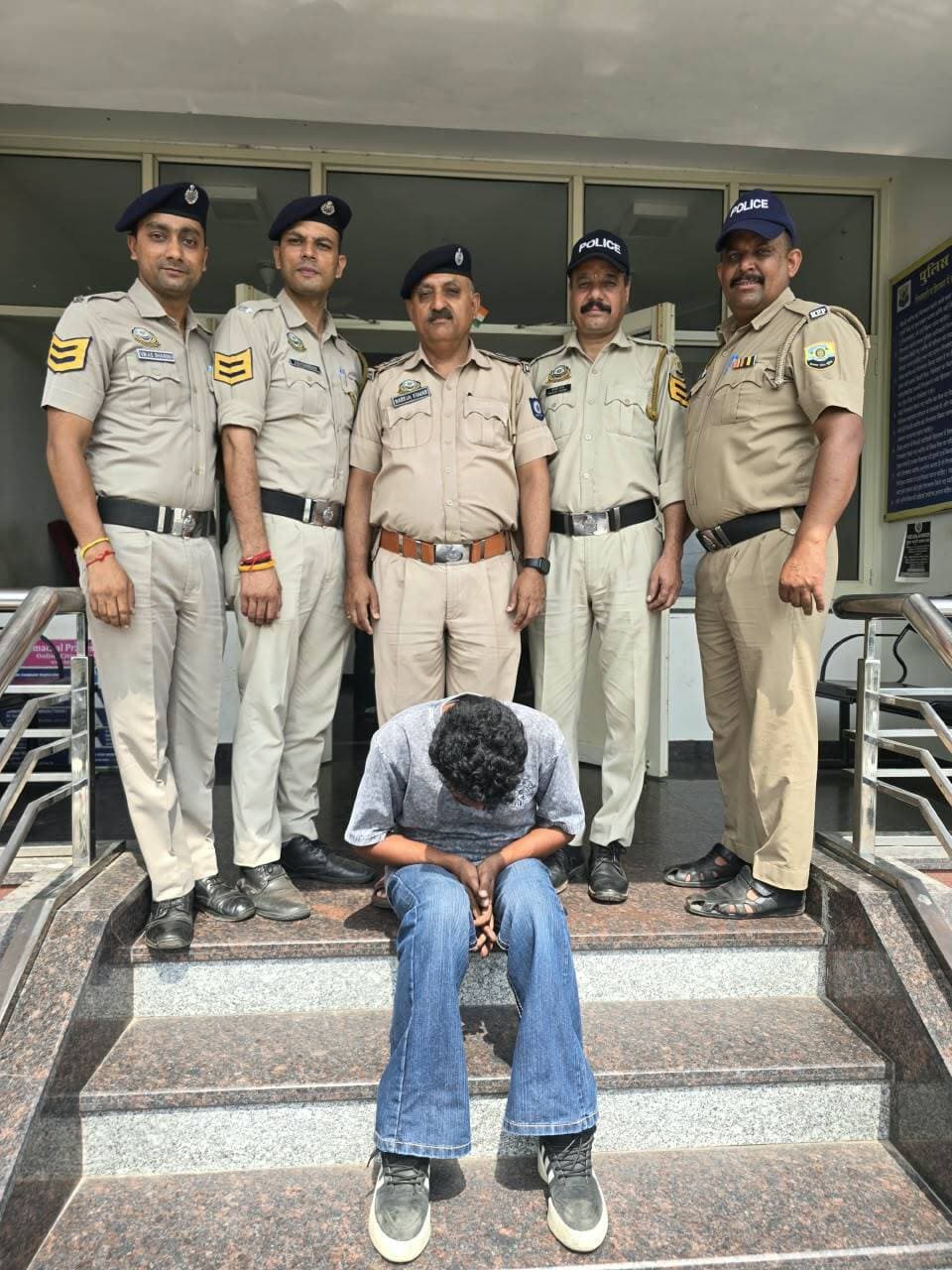 पट्टा फोरलेन पर नाकाबंदी के दौरान दो अलग-अलग मामलों में पंजाब के दो आरोपियों को चिट्टा/हैरोईन के साथ गिरफ्तार किया गया। दोनों मामलों में कुल 57.01 ग्राम चिट्टा/हैरोईन बरामद की गई।
पहले मामले में दिनांक 04.09.2026 को बस चैकिंग के दौरान अमित गुप्ता (42 वर्ष), निवासी दशमेश कॉलोनी, जीरकपुर, जिला मोहाली, पंजाब के कब्जे से 37.17 ग्राम चिट्टा/हैरोईन बरामद हुई। इस संबंध में थाना सदर में अभियोग संख्या 227/26, धारा 21 NDPS Act के तहत मामला दर्ज किया गया।
दूसरे मामले में दिनांक 05.09.2026 को बस चैकिंग के दौरान पंकज (25 वर्ष), निवासी गुमटाला, तहसील व जिला अमृतसर, पंजाब के कब्जे से लगभग 20 ग्राम चिट्टा/हैरोईन बरामद हुई। इस संबंध में थाना सदर में अभियोग संख्या 228/26, धारा 21 NDPS Act के तहत मामला दर्ज किया गया।
प्रारंभिक जांच में सामने आया है कि दोनों आरोपी बिलासपुर क्षेत्र में चिट्टा/हैरोईन की बिक्री करने के इरादे से इसे लेकर आए थे। नशे की सप्लाई के स्रोत तथा आगे जुड़े नेटवर्क का पता लगाने के लिए Backward एवं Forward Linkage पर गहन जांच जारी है।
बिलासपुर पुलिस नशे के कारोबार में संलिप्त व्यक्तियों के विरुद्ध लगातार प्रभावी कार्रवाई कर रही है।
#BilaspurPolice #DrugFreeBilaspur #NDPSAct #Chitta #Heroin #DrugFreeHimachal #NashaMuktHimachal