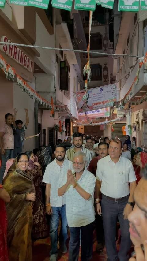 मोहनगढ़ में जनसंपर्क से गरमाया चुनावी माहौल
वार्ड संख्या 17 से राकेश वर्मा के समर्थन में पूर्व विधानसभा अध्यक्ष डॉ. सी. पी. जोशी ने मोहनगढ़ में जनसंपर्क कर क्षेत्रवासियों से संवाद किया। जनसंपर्क के दौरान लोगों में खासा उत्साह नजर आया।