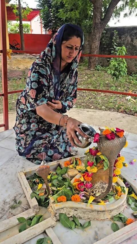 "जहाँ महादेव का आशीष और जनता का विश्वास हो, वहाँ हर संकल्प सिद्ध होता है।" 🙏🌿
आज सोमवार को शोभागपुरा स्थित शिव मंदिर में जलाभिषेक कर वार्ड 76 की खुशहाली और चौमुखी विकास की प्रार्थना की।
क्षेत्रवासियों से मिल रहे निस्वार्थ प्रेम, मार्गदर्शन और समर्थन के लिए मैं सदैव ऋणी और कृतज्ञ रहूँगी। आपका आशीर्वाद ही मेरी सेवा भावना की प्रेरणा है।
🌸 जय शिव शंभू!
#IndiraDangi #Shobhagpura #Udaipur #Ward76 #ShivBhakti GratefulHeart