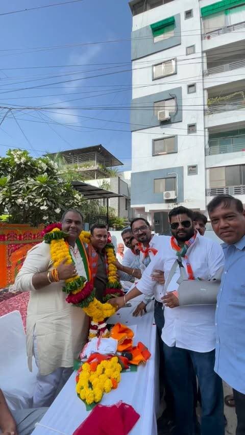 बाधाएँ आती है आएँ, घिरें प्रलय की घोर घटाएँ, पावों के नीचे अंगारे, सिर पर बरसें यदि ज्वालाएँ, निज हाथों से हँसते हँसते, आग लगा कर जलना होगा। कदम मिलाकर चलना होगा।
🪷🙏🇮🇳