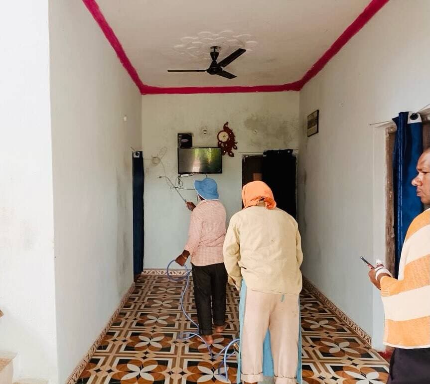 सघन जांच, शीघ्र उपचार एवं प्रभावी मच्छर नियंत्रण से कबीरधाम में 10 वर्षों में एपीआई 10 से घटकर 1 हुआ।
घर-घर जांच, मच्छरदानी वितरण एवं सामुदायिक सहभागिता से जिला ‘मलेरिया-मुक्त कबीरधाम’ की ओर अग्रसर है।