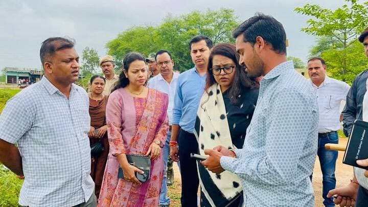 कलेक्टर श्रीमती तुलिका प्रजापति ने डिजिटल क्रॉप सर्वे एवं गिरदावरी कार्य को निर्धारित समय-सीमा में पूर्ण करने के निर्देश दिए।
विद्यालय के समीप खेत में झटका तार लगाए जाने पर संबंधित किसान को नियमानुसार नोटिस जारी करने के निर्देश दिए।