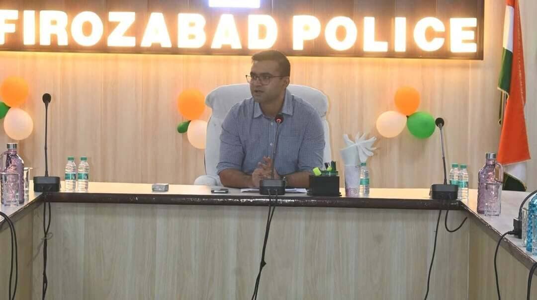 फिरोजाबाद में SSP की सोशल मीडिया इन्फ्लुएंसर्स के साथ बड़ी बैठक, साइबर फ्रॉड से बचने के लिए 1930 हेल्पलाइन पर दिया जोर
फिरोजाबाद। दिनांक 07-09-2026 को पुलिस लाइन स्थित सभागार में वरिष्ठ पुलिस अधीक्षक फिरोजाबाद आदित्य लांग्हे द्वारा जनपद के टॉप सोशल मीडिया इन्फ्लूएंसर / कंटेंट क्रिएटर्स के साथ एक महत्वपूर्ण मीटिंग आयोजित की गई।
बैठक का मुख्य उद्देश्य सोशल मीडिया के माध्यम से आम जनता को साइबर अपराध से बचाव, यातायात नियमों के पालन और सोशल मीडिया के सकारात्मक उपयोग के प्रति जागरूक करना था।
बैठक के दौरान वरिष्ठ पुलिस अधीक्षक ने पीपीटी के माध्यम से बढ़ते साइबर अपराधों के बारे में विस्तार से जानकारी दी और बचाव के उपाय बताए। उन्होंने सभी इन्फ्लुएंसर्स से अपील की कि वे लोगों को जागरूक करें कि साइबर ठगी का शिकार होने पर तत्काल राष्ट्रीय साइबर हेल्पलाइन नंबर 1930 पर शिकायत दर्ज कराएं।
SSP ने बताया - फ्रॉड होने पर क्या करें (गोल्डन 10 मिनट)
1. तुरंत 1930 पर कॉल कर राशि फ्रीज कराएं
2. http://www.cybercrime.gov.in पर लिखित शिकायत करें
3. अपने बैंक / यूपीआई / वॉलेट को तुरंत ब्लॉक कराएं
4. ट्रांजेक्शन ID, स्क्रीनशॉट, चैट सुरक्षित रखें
5. नेट बैंकिंग पासवर्ड और UPI PIN तुरंत बदलें
6. ठग से बात करना बंद कर दें
SSP ने कहा कि सोशल मीडिया सूचना का सबसे तेज माध्यम है, इसलिए बिना पुष्टि के कोई भी वीडियो या खबर वायरल न करें। पुलिस द्वारा जारी आधिकारिक बयान को ही जनता तक पहुंचाएं, ताकि अफवाहों पर रोक लग सके।
यातायात नियमों को लेकर भी चर्चा हुई। इन्फ्लुएंसर्स से हेलमेट पहनने, सीट बेल्ट लगाने, मोबाइल पर बात करते हुए वाहन न चलाने, स्पीड लिमिट का पालन करने और रॉन्ग साइड न चलने के लिए छोटे-छोटे रील्स और जागरूकता वीडियो बनाने की अपील की गई।
अंत में सड़क परिवहन और राजमार्ग मंत्रालय भारत सरकार द्वारा संचालित राहवीर योजना के बारे में भी जानकारी दी गई। इस योजना के तहत सड़क हादसे में घायल व्यक्ति की जान बचाने वाले मददगार को भारत सरकार द्वारा 25 हजार रुपये नकद पुरस्कार और प्रशस्ति पत्र दिया जाता है।
बैठक में पुलिस अधीक्षक / नोडल अधिकारी साइबर क्राइम राजेश घुनावत, प्रभारी सोशल मीडिया सेल ओम हरि वाजपेयी, प्रभारी साइबर सेल संजुल पाण्डेय सहित सोशल मीडिया और साइबर सेल की पूरी टीम मौजूद रही।
#FirozabadPolice #SSPFirozabad #CyberCrime #1930Helpline #UPPolice #FirozabadNews #DDMNEWS #RaahveerYojana
रिपोर्ट: कश्मीर सिंह, DDM NEWS, फिरोजाबाद