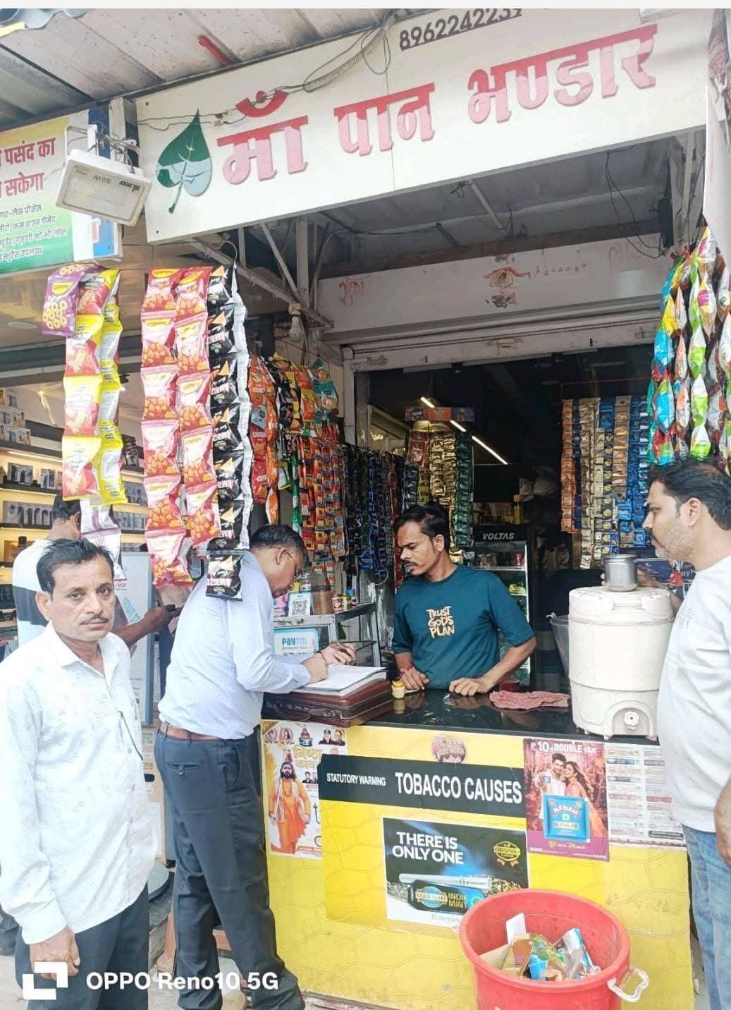 नापतौल विभाग की कार्रवाई, अधिक मूल्य पर सिगरेट बेचने पर 6 दुकानदारों के खिलाफ प्रकरण दर्ज।
नापतौल विभाग ने रतलाम शहर में विशेष जांच अभियान चलाया। सहायक नियंत्रक भारत भूषण ने निर्माता द्वारा घोषित मूल्य से अधिक कीमत पर सिगरेट पैकेट बेचने वाले 6 दुकानदारों के विरुद्ध विधिक मापविज्ञान (पैकेज वस्तुएं) नियम, 2011 के नियम 18/32 के तहत आपराधिक प्रकरण पंजीबद्ध किए। साथ ही दो दुकानों पर असत्यापित एवं अस्टांपित इलेक्ट्रॉनिक तौल उपकरण पाए जाने पर उन्हें जब्त कर दुकानदारों के विरुद्ध विधिक मापविज्ञान अधिनियम- 2009 की धारा 24/33 के तहत प्रकरण दर्ज किए गए।
<nis:link nis:type=tag nis:id=jansampark nis:value=jansampark nis:enabled=true nis:link/> <nis:link nis:type=tag nis:id=ratlam nis:value=ratlam nis:enabled=true nis:link/>
<nis:link nis:type=tag nis:id=madhyapradesh nis:value=MadhyaPradesh nis:enabled=true nis:link/>