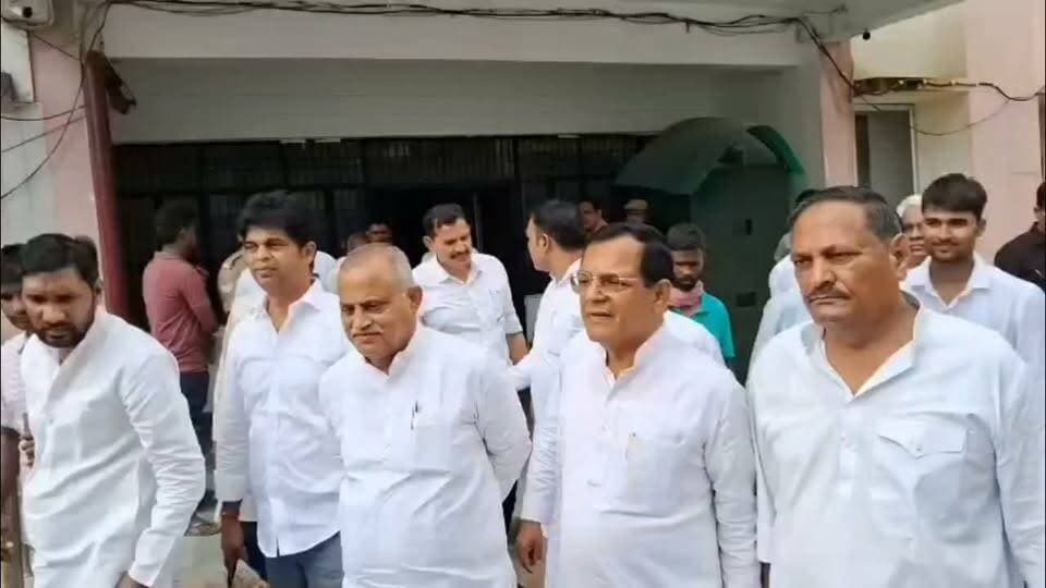 #सपा जिलाध्यक्ष हवलदार यादव के नेतृत्व में #सपा प्रतिनिधिमंडल एसपी से मिलकर 1 सितंबर के मामले पर खड़े किए सवाल