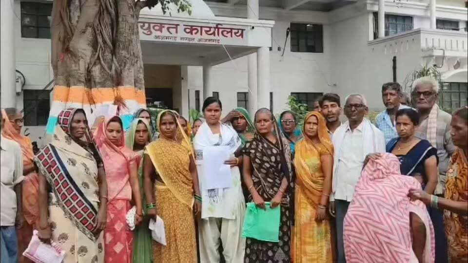 #जहानागंज के #गंभीरवन कि ग्रामीण पहुंचे कमिश्नर दरबार सौंपा ज्ञापन लगाएं गंभीर आरोप कहा गांव के चंद लोग प्रधानी के चक्कर में पात्र गरीबों का कटवा रहे हैं राशन कार्ड से नाम,जांच की मांग!