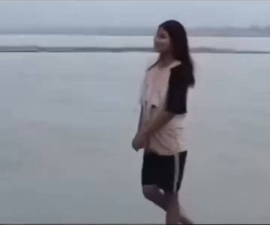 एक रील के लिए रियल लाइफ को दांव पर लगा दिया। घटनानेपाल के सीमांत जनपद कंचनपुर की है, महाकाली नदी के किनारे 15 वर्षीय सृष्टि सुनार वीडियो बना रही थी, पैर फिसला और महाकाली नदी में गिर गई। तलाश जारी है।