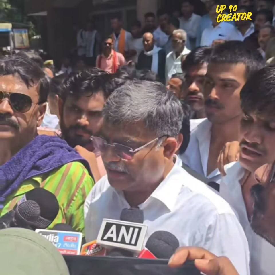 एकल एवं एकजुट संदेश: UGC कानून का पुरजोर विरोध
आइए, सर्वसमाज मिलकर राजनीति से ऊपर उठें और UGC के इस विभाजनकारी कानून का एकजुट होकर विरोध करें।
यह कानून हमारे समाज, आपसी भाईचारे और सामाजिक सौहार्द को कमजोर करने का प्रयास है। इसके खिलाफ हम सबको एक मंच पर आना होगा।
यह लड़ाई किसी एक वर्ग या राजनीतिक दल की नहीं, बल्कि हम सबकी सामूहिक एकता और अस्तित्व की है।
इस संवेदनशील विषय पर बिना किसी राजनीतिक पूर्वाग्रह या पक्षपात के, खुलकर अपनी आवाज बुलंद करें और सरकार तक अपना विरोध स्पष्ट रूप से पहुंचाएं।
आइए, जाति और राजनीति से ऊपर उठकर अपने भाईचारे की रक्षा करें और इस अन्यायपूर्ण नीति के खिलाफ अपनी आवाज को अनसुना न होने दें।
एकजुट रहें। मजबूत रहें।