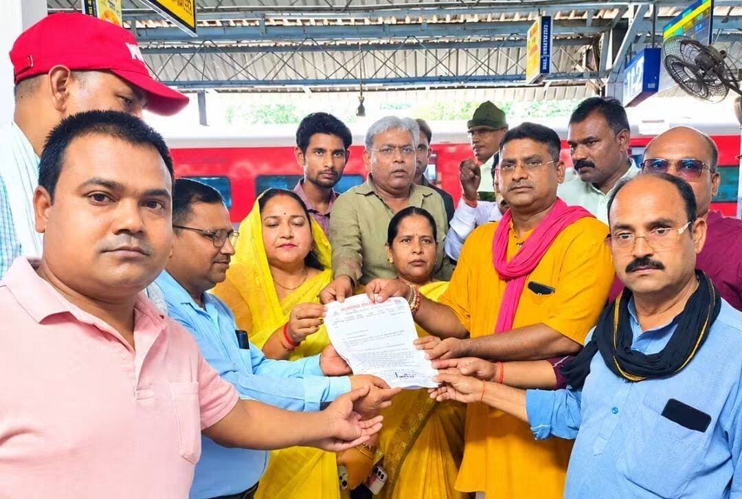आज सद्भावना सेवा मंच के पदाधिकारियों द्वारा बांदा रेलवे स्टेशन में व्याप्त समस्याओं को लेकर रेल मंत्री भारत सरकार को ज्ञापन बांदा के स्टेशन अधीक्षक के माध्यम से दिया गया।
मंच अध्यक्ष प्रमोद गुप्ता “राजा” के नेतृत्व में यह ज्ञापन सौंपा गया।
यह स्थानीय स्तर पर स्टेशन संबंधी समस्याओं को उच्च स्तर तक पहुंचाने का प्रयास है।
<nis:link nis:type=tag nis:id=up90creator nis:value=up90creator nis:enabled=true nis:link/>