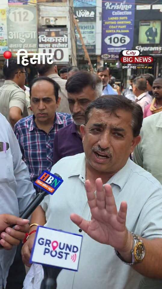 मार्केट में एक महीने से ज्यादा हो गया अभी तक कूड़ा नहीं उठा है , ये सारी सरकार की गलती है - बोले मार्केट प्रधान ।